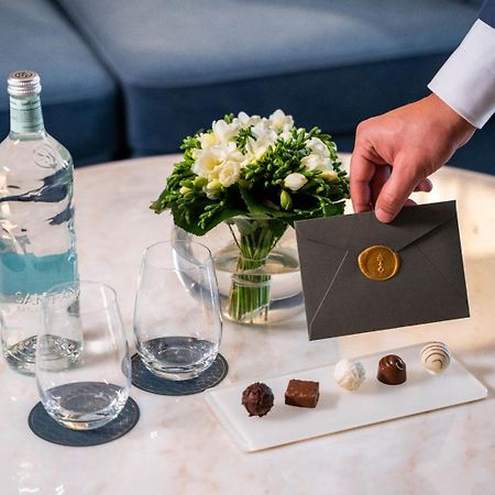 Jareed Hotel Riyadh Riade Exterior foto A butler delivers a letter