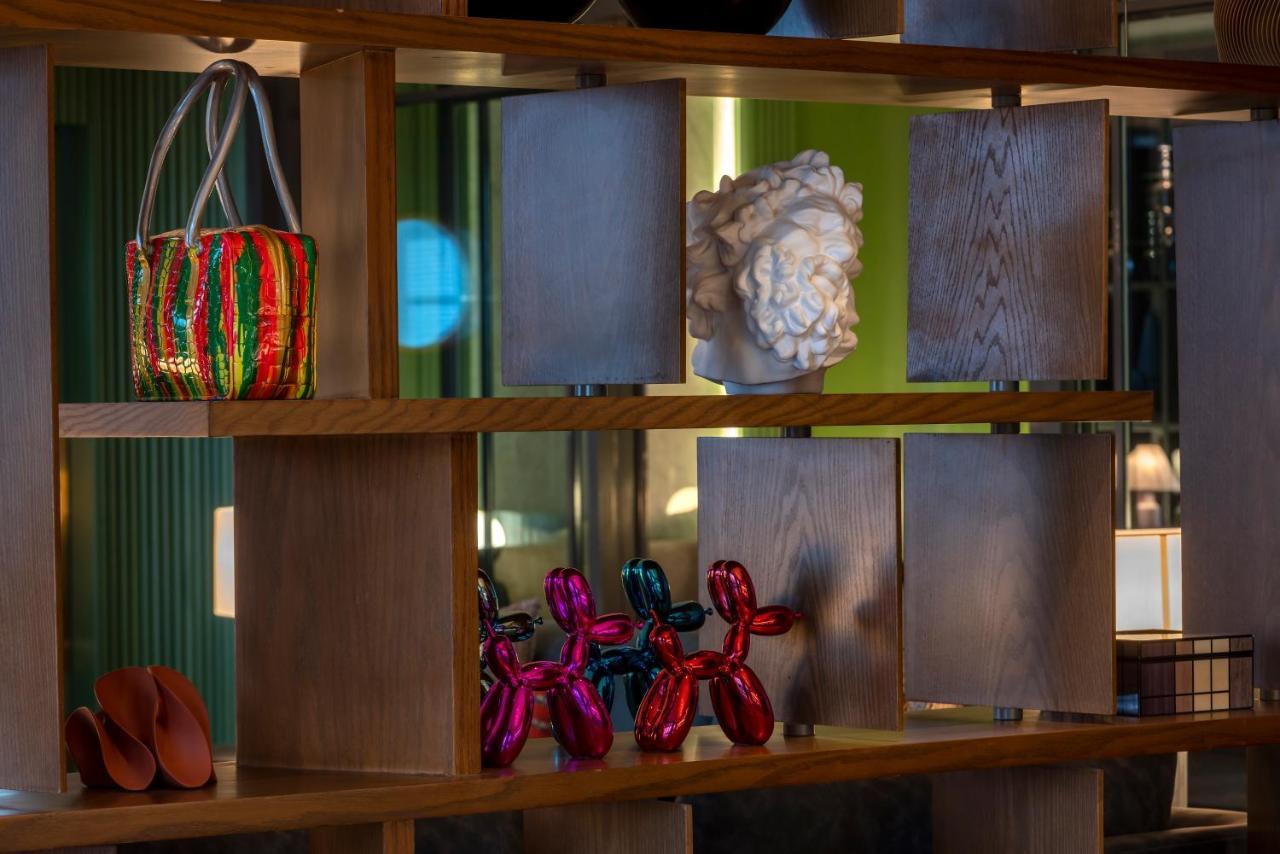 Jareed Hotel Riyadh Riade Exterior foto A balloon dog sculpture