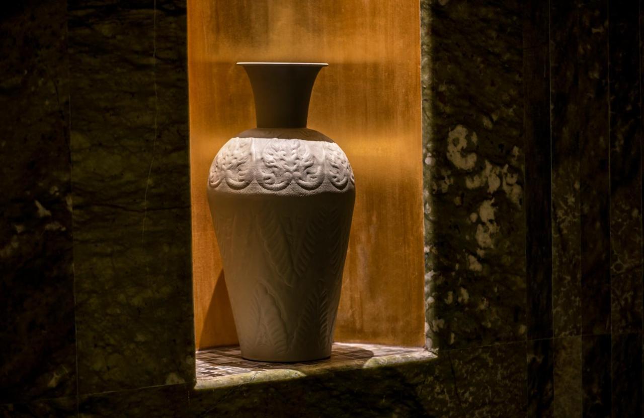 Jareed Hotel Riyadh Riade Exterior foto A vase in the window of a house in the village of Gali