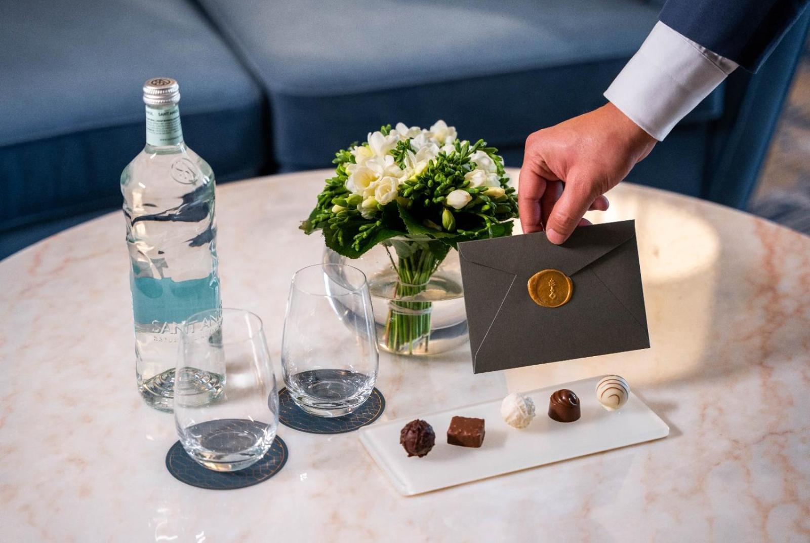 Jareed Hotel Riyadh Riade Exterior foto A butler delivers a letter