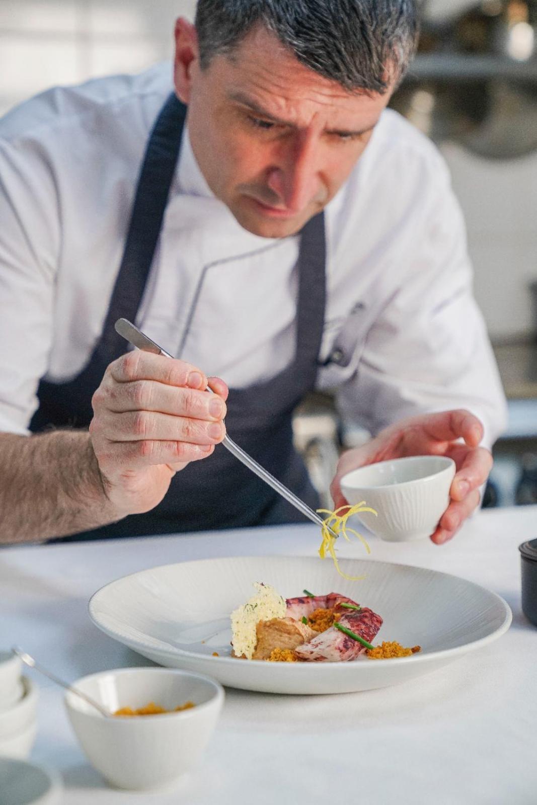 Jareed Hotel Riyadh Riade Exterior foto A chef using a vegetable peeler